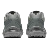 Championes Salomon XT-6, calzado de trail running adaptado para uso urbano. Diseño en color negro, gris, rojo y blanco, con sistema de cordones de ajuste rápido Quicklace y suela de gran tracción.