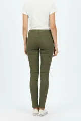 Pantalón jean skinny de tiro medio, color negro, de corte ajustado al cuerpo.