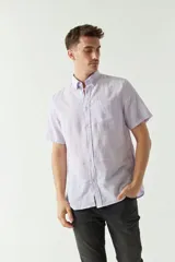 Camisa de manga corta confeccionada en una mezcla de lino y algodón, con cuello abotonado, cierre frontal con botones y un bolsillo en el pecho con logo bordado.