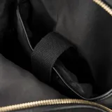 Mochila negra de poliéster con diseño tejido. Tiene acceso con cierre doble, un compartimento principal, un bolsillo interno con cierre y dos bolsillos internos abiertos. Cuenta con correa regulable, herrajes dorados e interior de tela de algodón y poliéster.