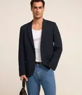 Blazer azul marino de tricolina con cuello clásico, modelo entallado y textura ligera.