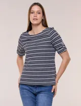 Remera de silueta recta a rayas horizontales blancas y negras, con escote bote, mangas cortas con detalle de presilla y botones, y aberturas laterales en el ruedo.