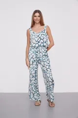 Pantalón largo de viscosa con estampado abstracto en tonos azules y blancos, cintura alta con cordón ajustable y corte ancho.