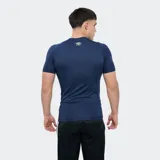 Remera térmica deportiva de manga corta y cuello redondo, de color azul marino, con logo de Umbro estampado en blanco en el pecho.