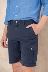Bermuda cargo azul marino con bolsillos laterales y traseros.