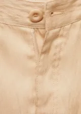 Pantalon de corte recto y tejido fluido, color beige, con cierre frontal de cremallera y botón, trabillas para cinturón y bolsillos laterales.