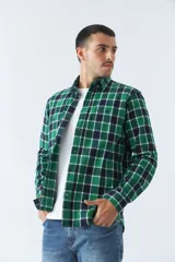 Camisa de viyela a cuadros negros, blancos y rojos, de corte slim fit, con bolsillos en el pecho, manga larga y cierre con botones.