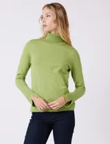 Polera de tejido fino, manga larga con tajo en los puños y cuello alto, confeccionada en una mezcla de rayón y poliéster.