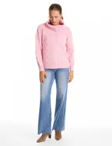 Buzo de punto grueso marca Ninety, color rosado, con textura en relieve, cuello volcado, mangas largas con hombros caídos y terminaciones en rib.