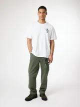 Camiseta gris de algodón orgánico con estampado de un yeti y un explorador en la espalda, corte oversize.