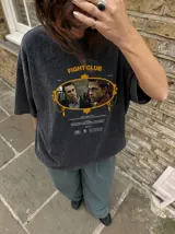 Remera oversize color marrón con efecto acid wash, mangas cortas y estampa gráfica frontal de la película Fight Club.