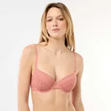 Sujetador balconette de encaje con relleno, color rosa, con tirantes finos regulables y detalles de ondas en los bordes.