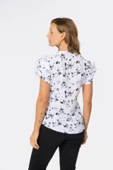 Blusa blanca estampada con hojas en tonos grises, escote en V y mangas cortas con volados.