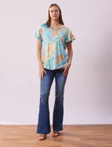 Blusa estampada de seda fría marca Ruby Rd, con cuello a la base y escote en V, y mangas cortas amplias con volados.