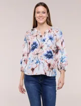 Blusa de gasa liviana blanca con estampado floral en tonos azules y rosados, escote en V, mangas 3/4 abullonadas con puños elásticos y corte fluido.