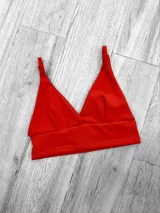 Top triángulo de breteles finos, confeccionado en tejido de punto elástico. Disponible en varios colores: rojo, negro, mostaza, beige, verde, ladrillo, fucsia, azul y blanco.