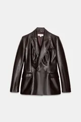 Blazer de corte cruzado confeccionada en material efecto piel, con cuello solapa, manga larga con hombreras, bolsillos delanteros con solapa y cierre frontal con botones.