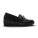 Zapato tipo mocasín de plataforma color negro, con detalle de hebilla metálica decorativa en el empeine y acabado texturizado.