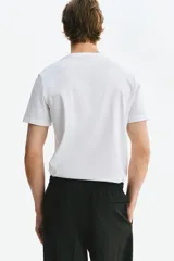 Remera de corte ajustado en punto suave de algodón pima, color blanco, con cuello redondo y mangas cortas.