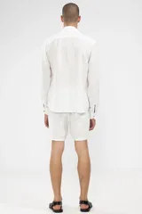 Short blanco de lino con cintura elástica y cordón ajustable.