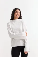 Sweater de tejido de punto acanalado en color gris, con cuello alto y mangas largas con diseño oxford acampanado.