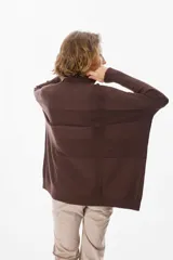 Sweater crudo de punto con cuello alto y mangas largas con puños ajustados.