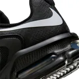 Championes Nike Air Max Fire, de color negro con detalles en azul y suela con amortiguación Air visible en el talón.