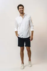 Bermuda de hombre color azul marino, corte recto y largo a la rodilla.