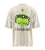 Remera color beige con efecto "washed" y estampado trasero. El estampado incluye un globo terráqueo en verde vibrante con la palabra "Dropz" en negro, y debajo la palabra "Worldwide" en tipografía script. En la parte superior de la espalda, tiene un símbolo de brújula.