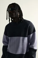 Sweater de punto regular fit, con diseño de rayas horizontales anchas en color gris y blanco, cuello redondo, manga larga y acabados en rib.