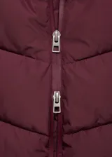 Campera acolchada de corte recto y diseño puffer, color bordó. Cuenta con capucha, cuello alto, cierre frontal de cremallera doble y dos bolsillos laterales con cierre. Presenta mangas largas con puños elásticos y acabado repelente al agua.