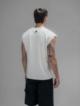 Musculosa de corte oversize con hombros caídos y cuello redondo, confeccionada en algodón premium. Presenta un diseño holgado y relajado.