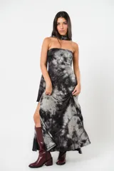 Vestido largo strapless con estampado batik en tonos grises y negros. Incluye una tira de tela que se puede usar como cuello halter. Tiene tajo en ambos costados.