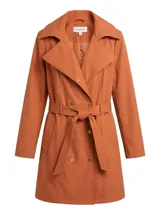 Campera tipo trench de doble botonadura con cuello solapa, cierre frontal con botones dorados y cinturón ajustable a la cintura. Presenta un diseño sofisticado y contemporáneo con acabado softshell.