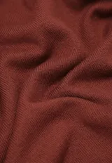 Sweater color ladrillo de tejido de punto, con cuello alto y cierre metálico a la mitad del pecho.