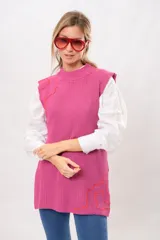 Chaleco tejido de punto fucsia con cuello alto y ribete de contraste color naranja.