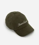 Gorra de béisbol con visera curva, confeccionada en tejido de pana (cotelé) color verde oliva. Presenta un bordado frontal con la inscripción 'Future Studios' en color blanco y cuenta con un sistema de ajuste mediante hebilla metálica en la parte posterior.