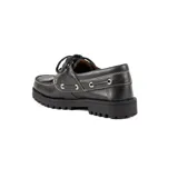 Mocasín de cuero negro con cordones, detalle de flecos en el empeine y suela track dentada de goma.