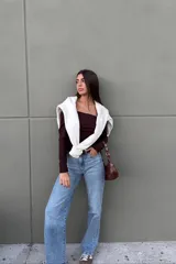 Pantalón de jean tiro medio color azul claro, corte wide leg y diseño clásico de cinco bolsillos con presillas para cinturón.