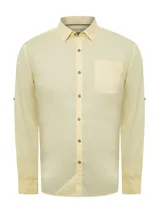 Camisa de manga larga RKF modelo Galiton, confeccionada en popelina de algodón orgánico color amarillo. Presenta cuello camisero, cierre frontal con botones de madera, bolsillo en el pecho con logo bordado y mangas ajustables.