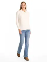 Buzo de tejido acanalado color blanco, con cuello alto y diseño de patrón en V en el frente. Presenta un corte holgado con mangas integradas sin costura de sisa.