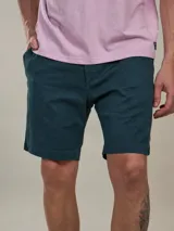 Bermuda de gabardina color beige, de corte casual y diseño liso, con bolsillos laterales y traseros.