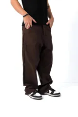 Pantalón de gabardina color marrón oscuro, corte ancho y holgado, con bordado en el frente y la espalda.