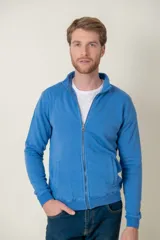 Campera celeste de algodón con cierre frontal, cuello alto y bolsillos laterales.