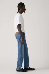 Jeans de corte recto y tiro mid-rise, color azul con lavado medio y efecto ligeramente desgastado, con cierre de botones.