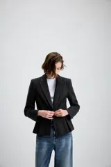 Blazer entallado con diseño peplum, confeccionado en tela con estampado de raya diplomática. Presenta cuello con solapas de muesca, cierre frontal con un botón, mangas largas y bolsillos delanteros con solapa.