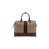 Bolso de mano Gucci modelo Savoy Duffle, confeccionado en lona GG Supreme con detalles de cuero marrón y la icónica franja Web verde y roja en el centro. Cuenta con asas superiores de cuero, herrajes dorados y etiqueta de identificación colgante.