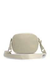 Cartera bandolera Hush Puppies de diseño rectangular con esquinas redondeadas, color beige, confeccionada en material sintético con perforaciones en forma circular que forman el texto de la marca. Cuenta con correa ajustable de lona y cierre superior.