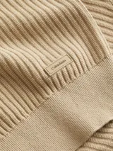 Sweater de algodón orgánico color beige, con cuello redondo y textura acanalada vertical. Presenta puños y dobladillo con punto canalé.