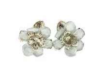 Caravanas en forma de flor con pétalos texturizados y esmaltados en tono verde claro, y centro metálico dorado en relieve.